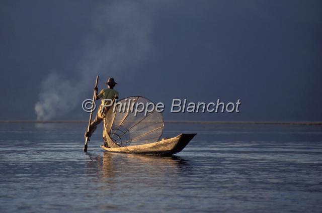 birmanie 04.JPG - Pecheur Intha sur le lac InleBatelier dirigeant sa barqueBirmanie (Myanmar)